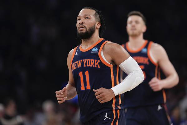 Jalen Brunson returns for second half of Game 2 vs. Pacers after injuring right foot in first half