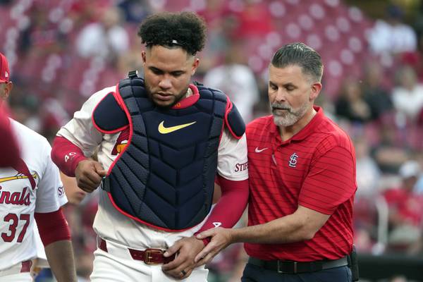 Cardinals catcher Willson Contreras departs with left forearm fracture