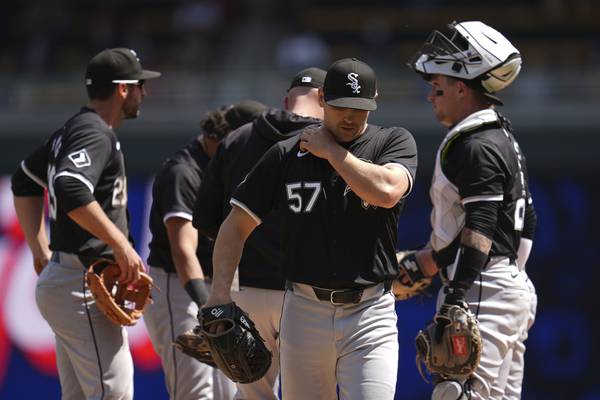 White Sox drop to 3-22 as Julien hits 2 of Twins' 5 homers in 6-3 win for 4-game sweep