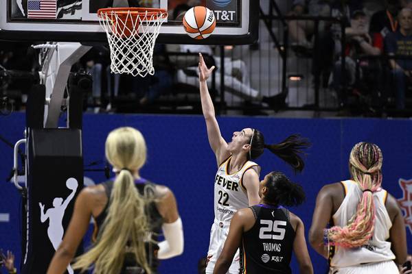 Caitlin Clark struggles early in WNBA debut before scoring 20 points in Fever's loss to Connecticut
