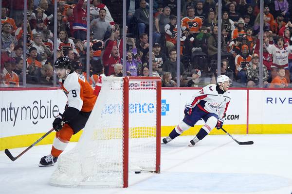 Oshie scores game-winner into empty net as Capitals make playoffs by beating Flyers