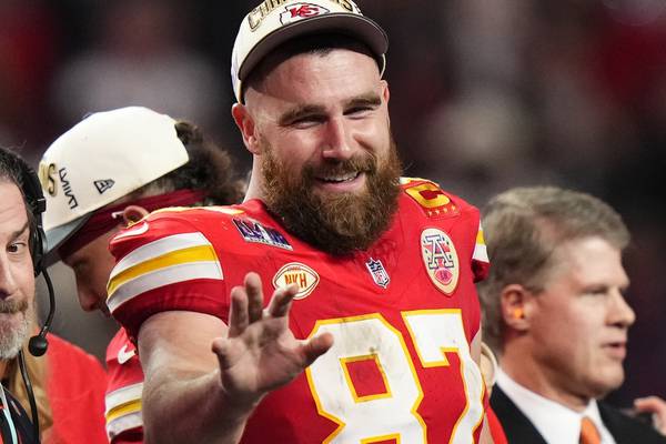 Chiefs sign All-Pro tight end Travis Kelce to a 2-year extension through the 2027 season